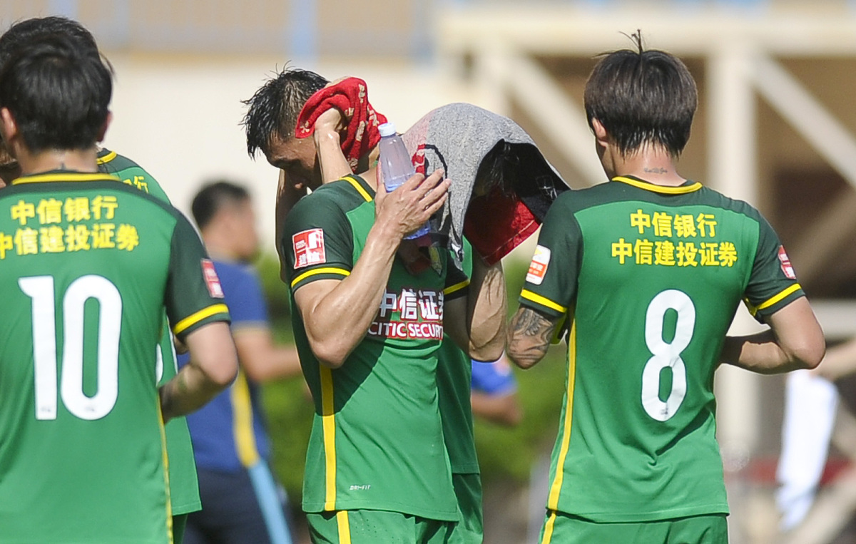 门兴格拉德巴赫训练开放日，冲刺阶段复出首秀引欢呼，德国杯在即，资深球员宣示担当